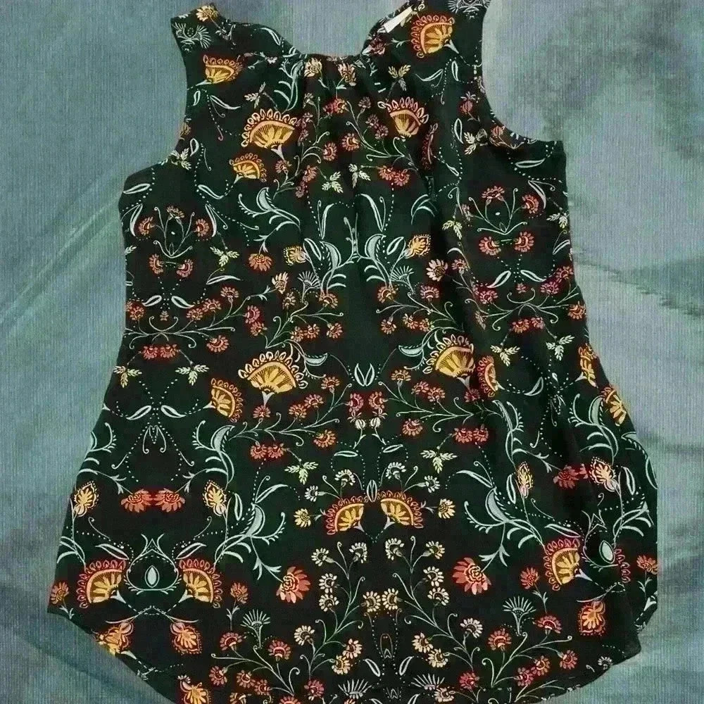 CAbi legend sleeveless top. - Picture 4 of 9